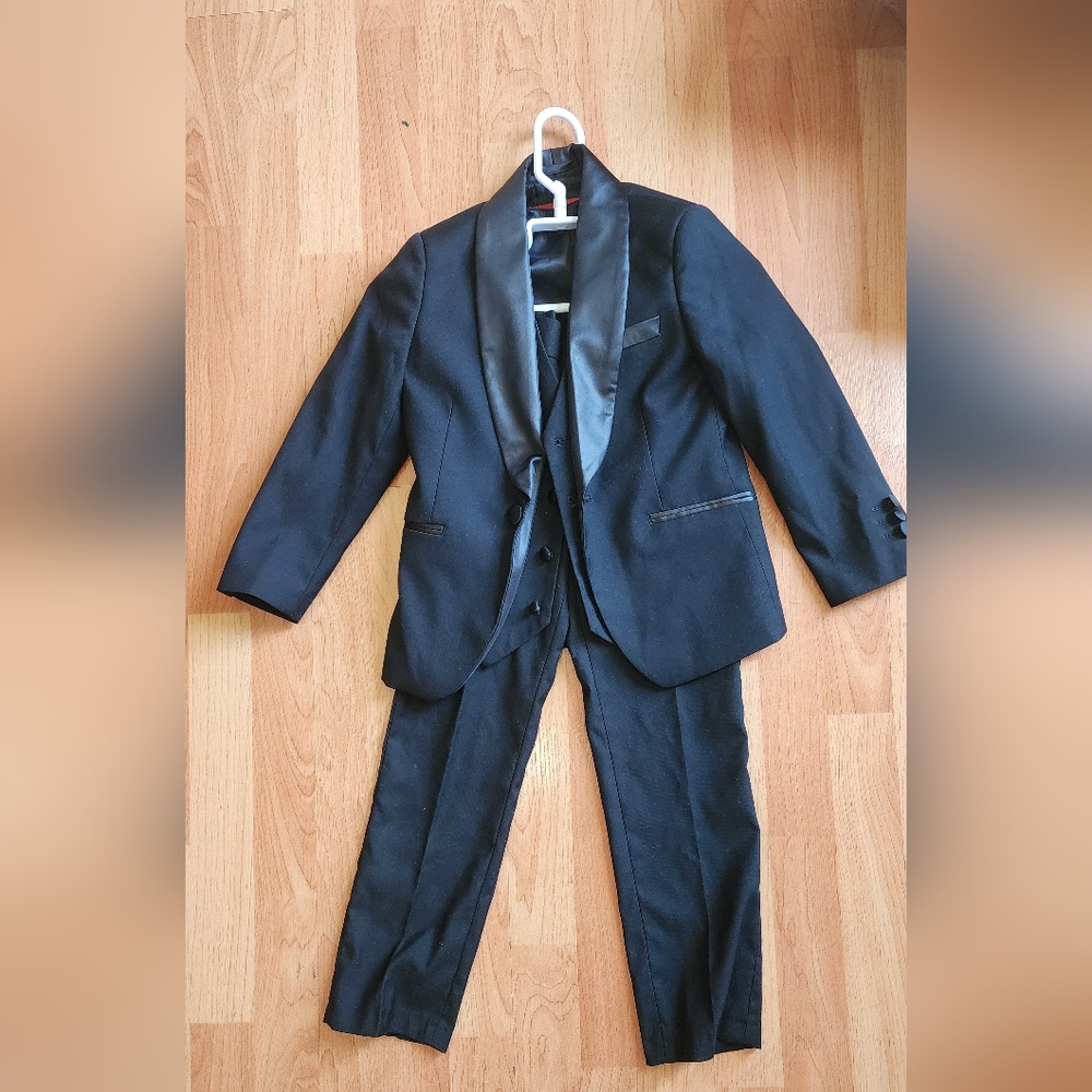 Boy's Black 3 piece Tuxedo Suit. Jacket, vest, Pants and shirt. Size 6
